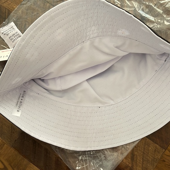 NWT Alice and Olivia reversible bucket hat - Picture 3 of 3